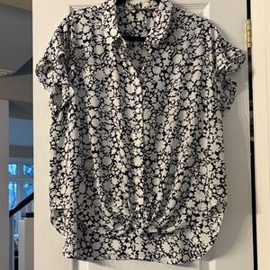 Denver Hayes Black and White short sleeve floral blouse with front tie size XL